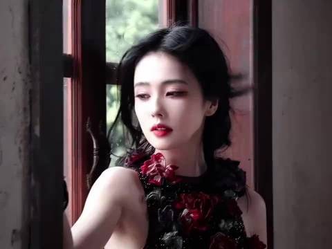 白鹿窗边冷艳红玫瑰，立体花朵礼服侧颜出众
