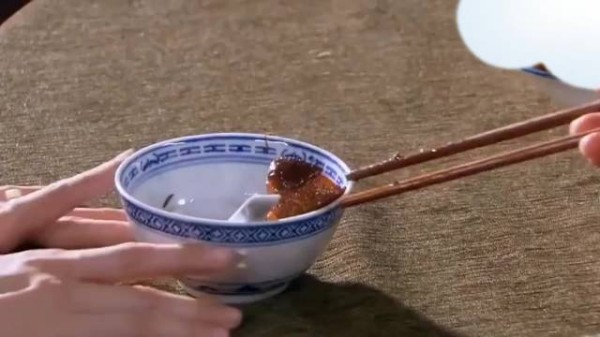奶奶给两个孙媳妇各夹一块肉，表面上是关心，不料实际上却是验孕！
