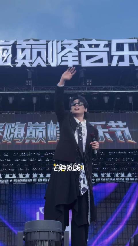 高精力人群！一上台门尼就在各种打招呼饭撒哈哈哈哈