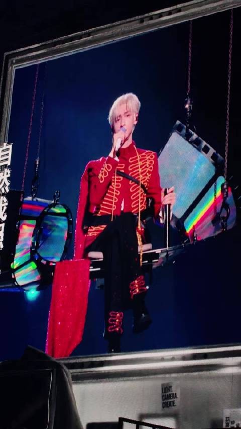 罗云熙成都站红色骑士王座出场,三场12套造型每站惊喜