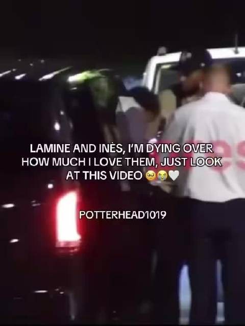 太甜了!亚马尔把女友抱下车