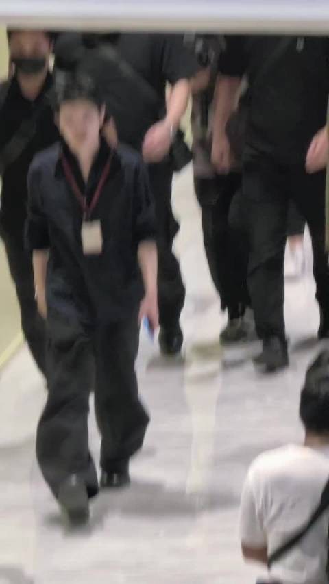 井柏然杭州热天穿西装，热得没招了