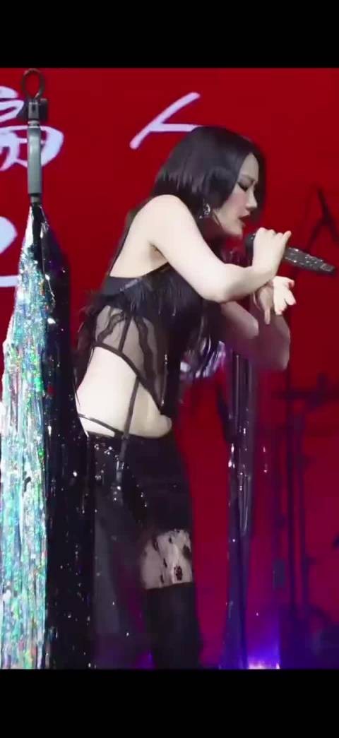 黄龄在娱乐圈不算美女,但她真的有股魔力,有种媚到骨子里的感觉