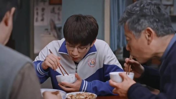 终究不是亲生的,曹东方肉眼可见的偏心
