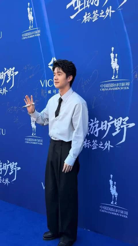 刘昊然活动生图，少年感十足却像小孩穿大人西装