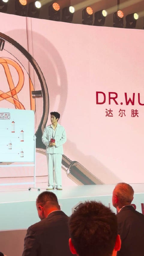 刘昊然活动生图抓拍无死角,下颌线清晰少年感十足