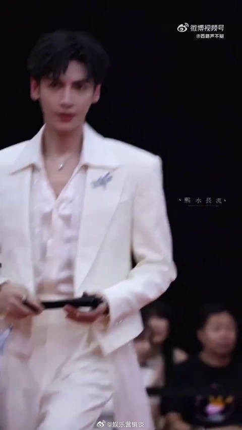 台风稳到离谱,就算连唱三首也能把每句歌词都唱到人心坎里