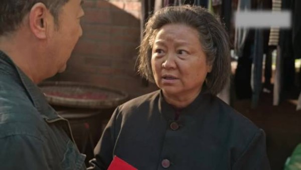 奶奶（陈卫饰）空降，强势又重男轻女，打破了一家人原有的<a target=