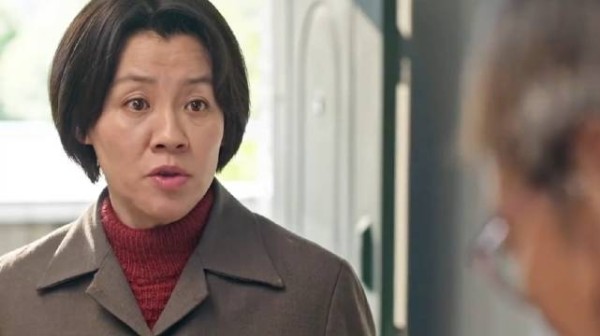 白化病女儿被欺负，母亲站出来为孩子出头，这样的母亲太温暖了✘