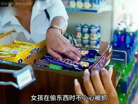 女孩偷东西时被抓,不料她还明目张胆的很嚣张