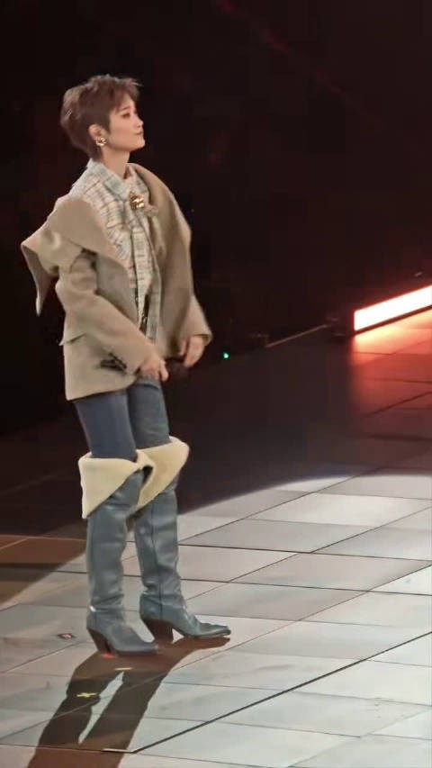 李宇春北京收官舞台,唱功扎实情绪转换丝滑