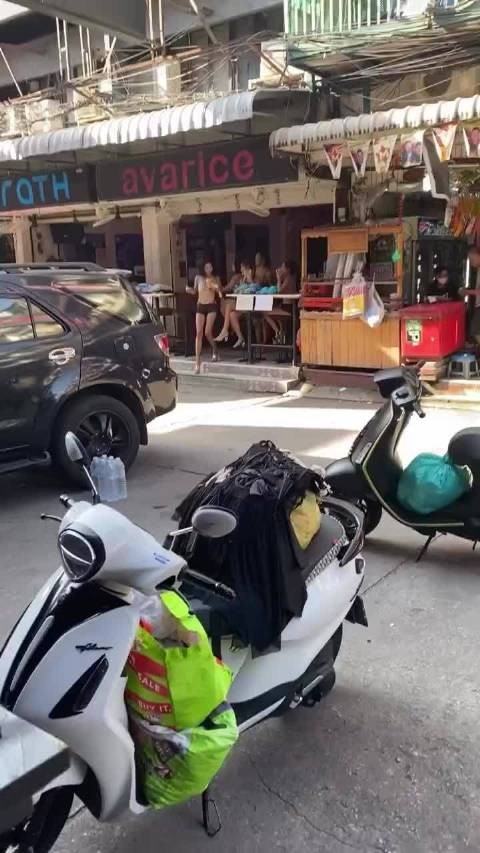 美国大兵在芭提雅玩嗨，都把女人裙子套身上