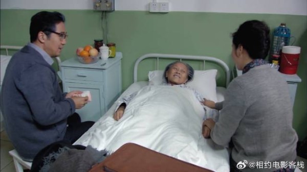 婆婆脑出血晕倒，文丽一个人背去医院，没她这次就悬了