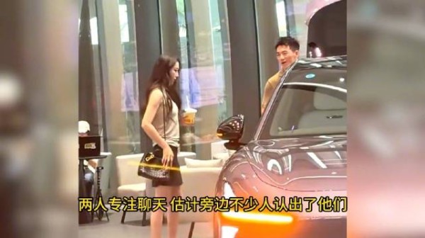 张馨予背4万的包包,陪老公看15万元国产车,眼里没有委屈只有爱