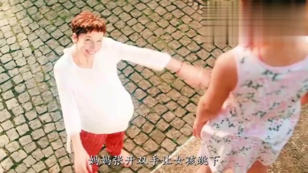 幸福孕妈与女儿的温馨时光