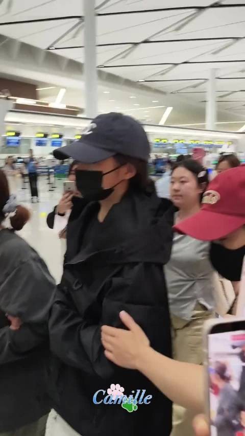 关晓彤鞋被踩掉，提醒注意安全勿拥挤