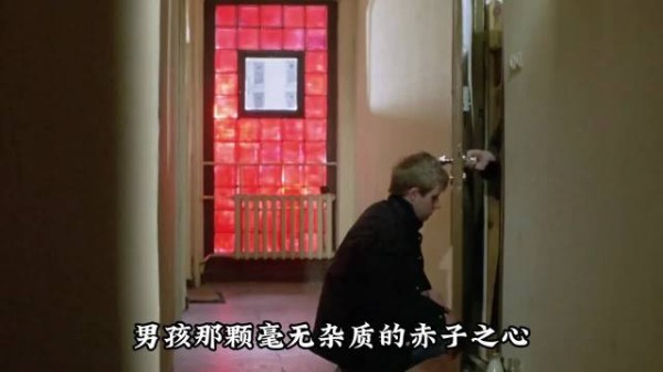 男孩纯真告白女人世故试探，情爱观念交锋展开