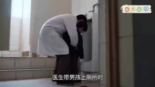 男人只是带孩子来医院看望战友,却意外发现了孩子的身体缺陷