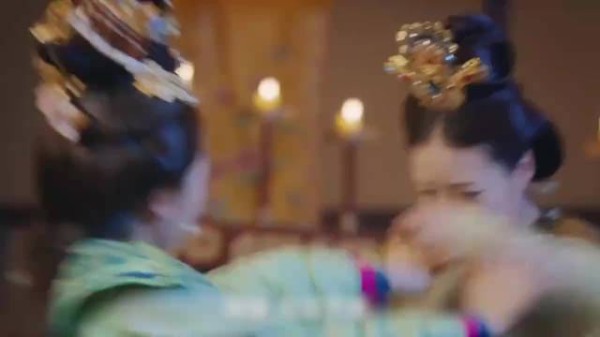 后宫以为皇后不受宠，谁料皇后一死皇上疯了，要杀宠妃替她偿命
