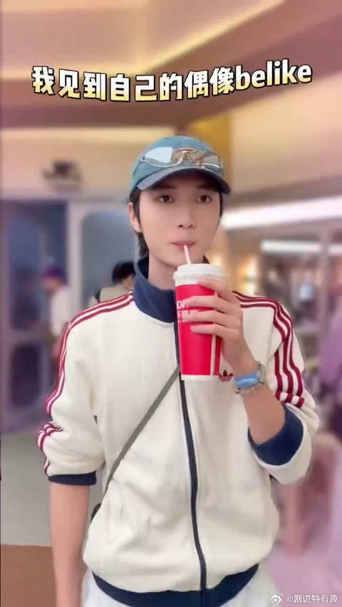 好友线下惊喜碰面，氛围感直接到位，好久不见的两个人相处状态特别松弛