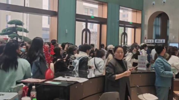 见识到粉丝线下追邝玲玲啰！泰百人气这么旺？
