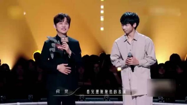 何老师在采访里解锁新玩法，唱歌跳舞反向分配，脑洞真的无人能及