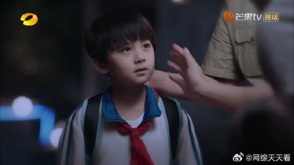 尖尖被人贩子拉走,凌霄拼死相护,事后两家成一家人