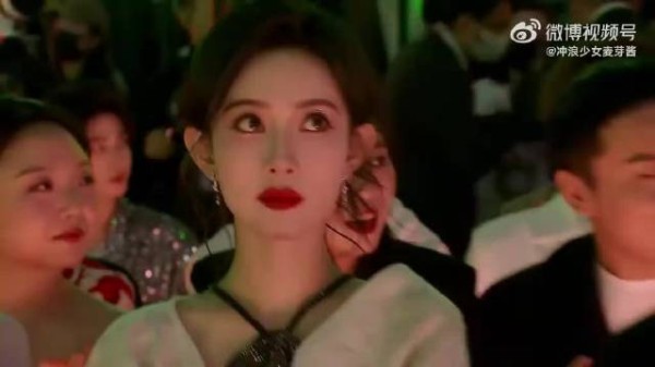 本以为孟子义已算是国色,谁料镜头转到李沁,简直惊为天人