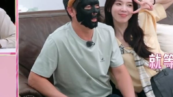 陈瑶给爸爸敷面膜爸爸嘴上说着不要实则很享受