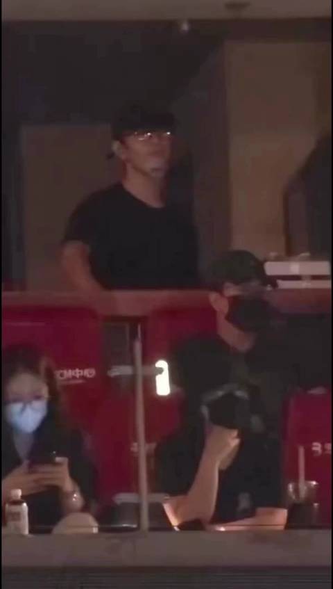肖战来看李宇春演唱会了,好了好了,这下坏了,李宇春粉丝也见过肖战了!