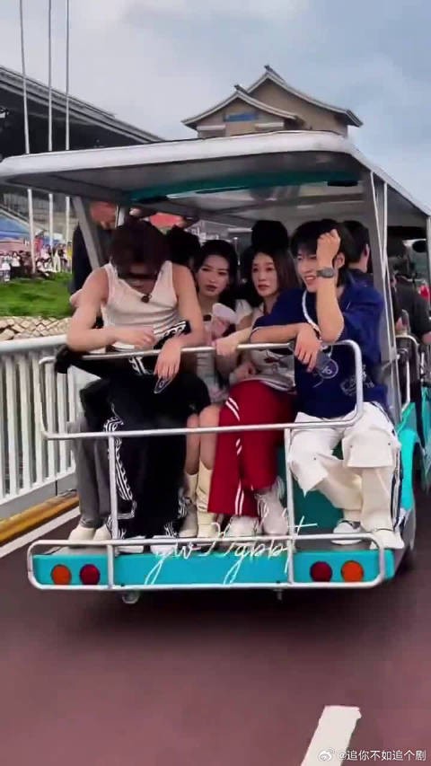 黄明昊坐唐艺昕腿上全程绷直脸红,姐弟氛围感十足