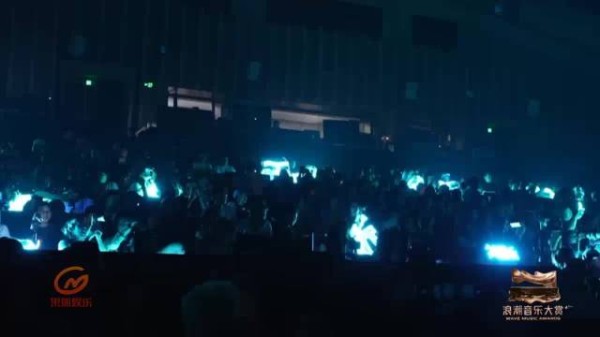 刘雨昕水墨造型融合现代剪裁，展现国风诗意与先锋时尚