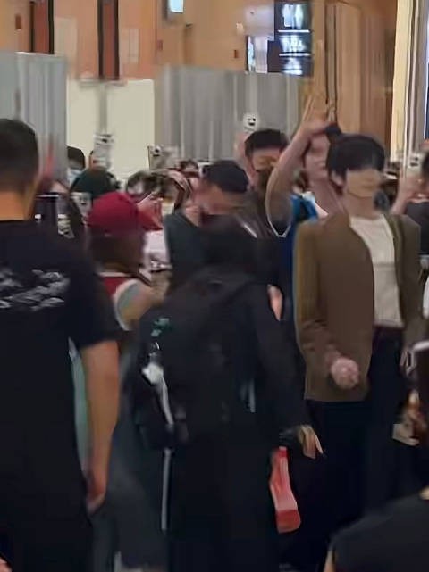 郝熠然云琪到达机场,接机阵势真的太强大了