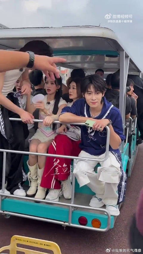 这个名场面太有意思，一边从容淡定，一边害羞局促，反差感直接拉满了