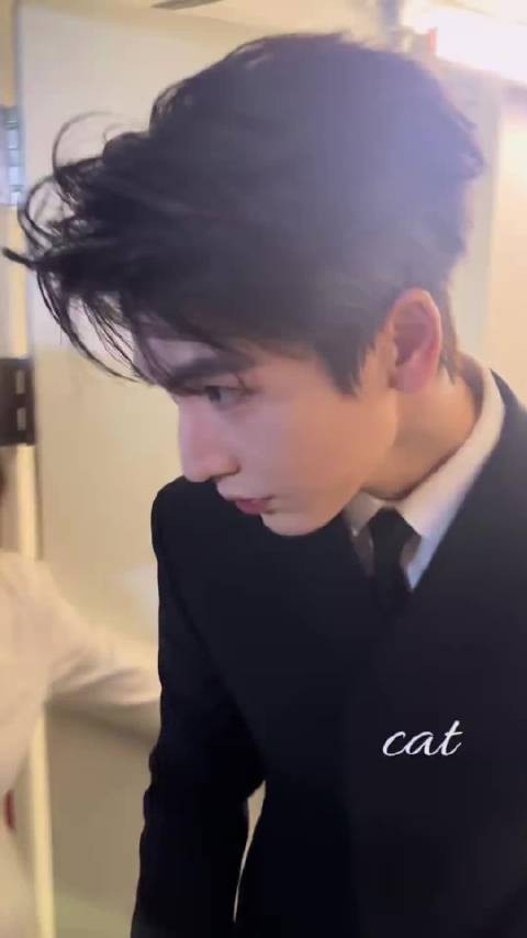 张凌赫路过的一瞬间，估计你的心都很化了