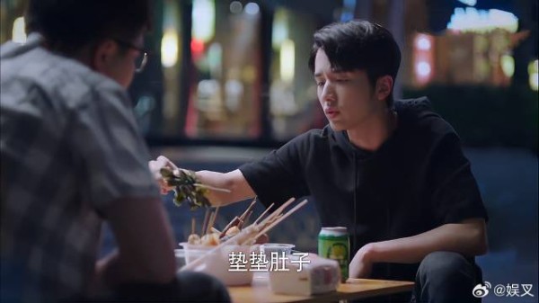子秋请吃串,拿起海带说是海鲜,兄弟:有钱人就是抠