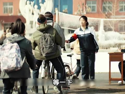 男孩的人生处处充满了偏见与针对，女孩的出现成为了他活下去的一束光