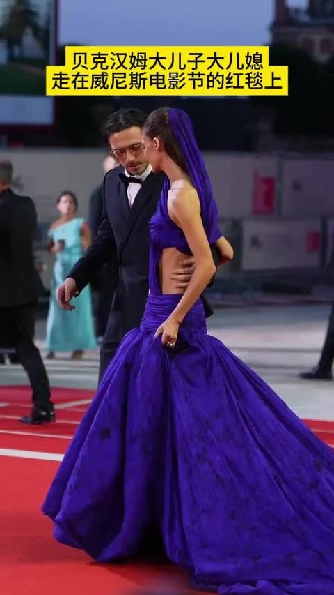 贝克汉姆大儿子大媳妇走红毯 眼神里的爱是藏不住的