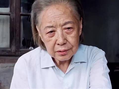 女孩与房东老太相处，不是亲人却胜似亲人