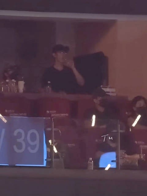 肖战现身李宇春演唱会，39号包厢喝水被拍