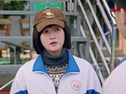 女孩用假人假装学习,骗过男孩