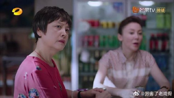 尖尖磕到腿，俩哥哥哄着她上药，舍友看的满眼羡慕