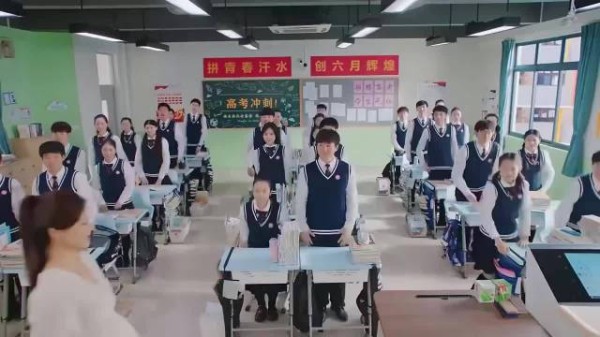 “老师怀孕不方便，同学们准备肚子存放处，太暖心了！”