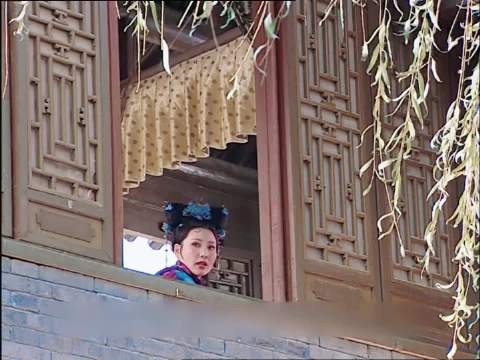 两大美女出场你更喜欢哪个？芙蓉出水！