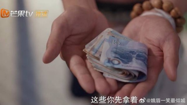 大爷主动赔电脑钱，晴也看着零散纸币，不忍心向他索赔