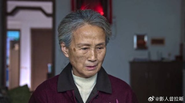 杨健逃命前看望老妈 下秒一举动老妈秒懂,反应心酸了