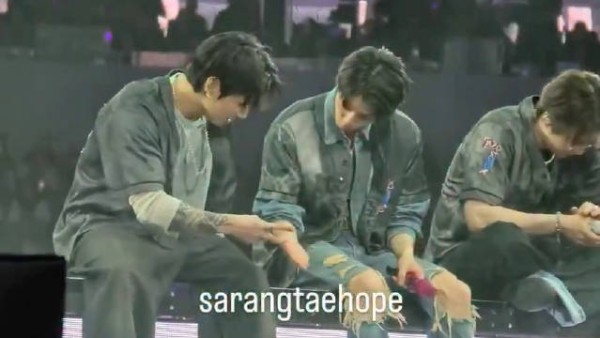 俩人石头剪刀布中哈哈 柾国赢了两局 输了一局 平局一局 /sarangtaehope