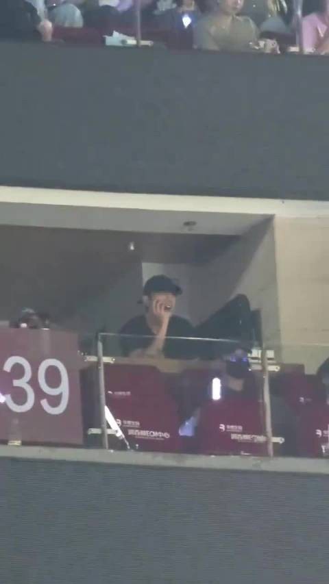 肖战看李宇春演唱会跟唱，兔牙一闪一闪牙齿发光
