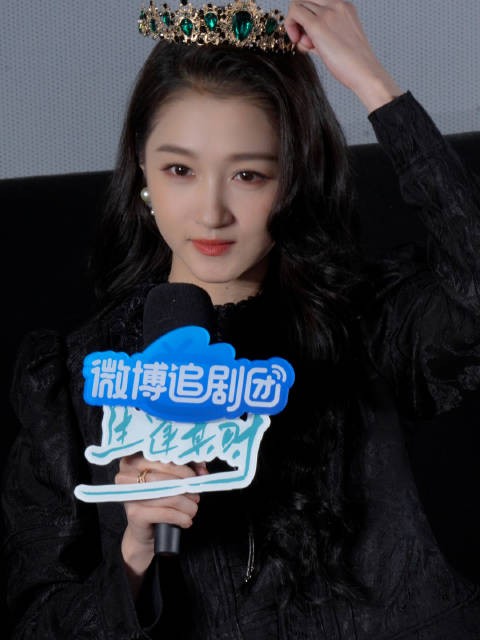 关晓彤生到不能再生的视频 关晓彤美成啥了，带上皇冠完全公主nim！