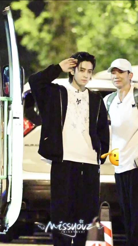 陈若轩披荆斩棘巧改训练服，丝巾腰带显腔调